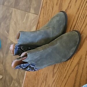 Vionic Naomi Green Suede Snakeskin Ankle Boots Womens Size 7.5